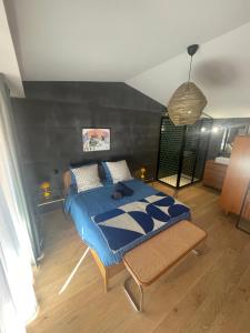 Łóżko lub łóżka w pokoju w obiekcie Gîte au pied de la Cité Médiévale - Le 127