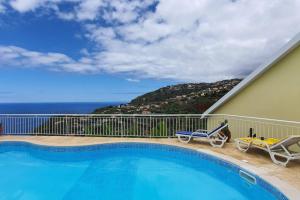 een zwembad met uitzicht op de oceaan bij Villa Margarida in Ponta do Sol