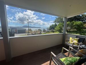 eine abgeschirmte Veranda mit Meerblick in der Unterkunft Rotorua Lakes House in Rotorua