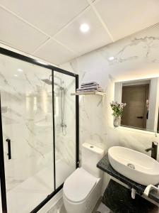 een witte badkamer met een toilet en een wastafel bij JARA HOME Malaga Centro in Málaga