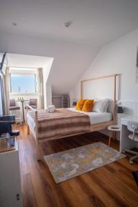 Ένα ή περισσότερα κρεβάτια σε δωμάτιο στο Naval Guest House & Bistrô