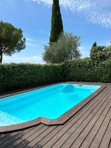 a small blue swimming pool on a wooden deck at Villa moderne avec piscine dans impasse au calme in Clapiers