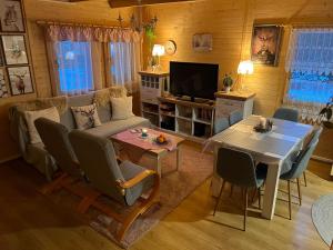 - un salon avec un canapé et une table dans l'établissement Ustronne Chatki - Ostoja nad Potokiem, à Ustroń