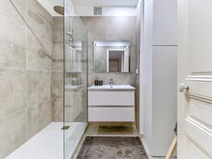 La salle de bains est pourvue d'un lavabo et d'une douche. dans l'établissement Luxury Homeplace in Nice Center, à Nice