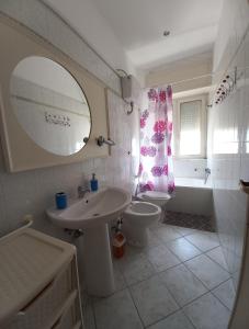 レッチェにあるCasa Pieroのバスルーム(洗面台、トイレ、鏡付)