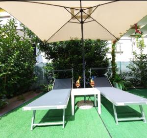 レッチェにあるCasa Pieroの庭園のピクニックテーブルと傘