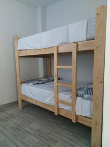 - deux lits superposés dans une chambre dans l'établissement Departamento de playa amoblado, à Cerro Azul