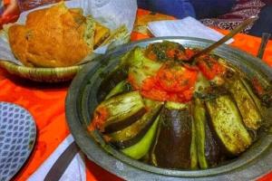 um prato de alimentos com legumes sobre uma mesa em Mirdane Camp em Merzouga