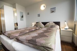 sypialnia z łóżkiem z 2 kołdrami w obiekcie Frische-Brise-05-06 w mieście Cuxhaven