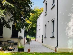 サン・モーリスにあるSuperbe appartement proche de Parisの白い二つの建物の間の路地