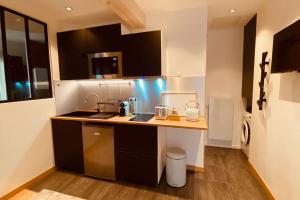 サン・モーリスにあるSuperbe appartement proche de Parisのキッチン(白黒のキャビネット、カウンター付)