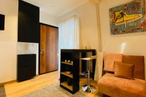 a living room with a couch and a table at Superbe appartement proche de Paris in Saint-Maurice