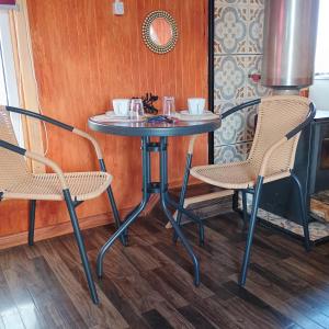 a table and chairs in a room at Tyni house in Puerto Natales