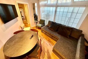 sala de estar con sofá y mesa en Doric apartment en Londres