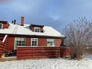 a red house with a fence in front of it at 54:an - flott rekkehus med gangavstand til sentrum in Røros