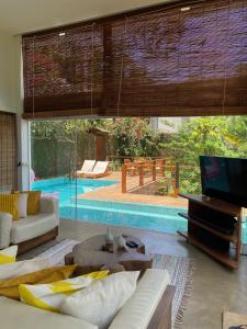 Bazén v ubytování Casa com Piscina, 3 Suites, sala de estar e cozinha completa nebo v jeho okolí