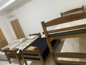 - une chambre avec 2 lits superposés et 2 chaises dans l'établissement Casa mãe do céu - na natureza Basílica Aparecida, à Aparecida