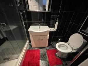 een badkamer met een toilet, een wastafel en een douche bij Deluxe Room En-suite Free Parking in Seven Kings