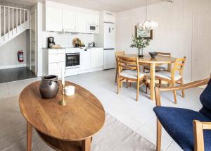 a kitchen and living room with a table and chairs at Hönö Sjöbodar in Hönö