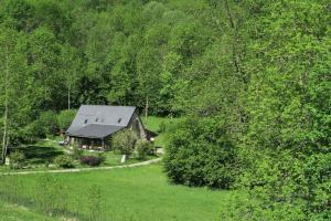 une petite maison au milieu d'un champ dans l'établissement AppT2 Grand-Hôtel: Nature, Randos & Thermes (cure), à Aulus-les-Bains