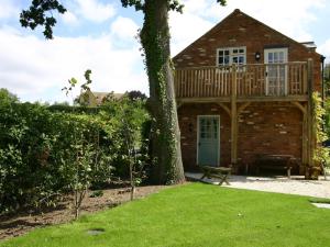 a house with a deck and a tree at 1 bed in Shipston-on-Stour CC011 in Cherington