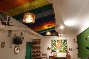 una habitación con un techo colorido con una pintura. en MATARA GREENS HOTEL, en Cusco