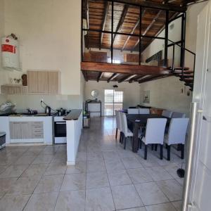 een keuken en eetkamer met een tafel en stoelen bij La normita in Villa Anizacate