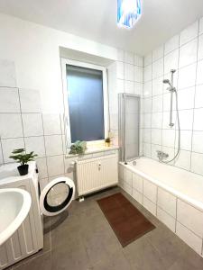 Phòng tắm tại Ferienwohnung für 4 Personen, U-bahn, Autobahnnähe +14 ảnh