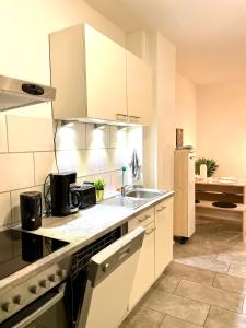 Nhà bếp/bếp nhỏ tại Ferienwohnung für 4 Personen, U-bahn, Autobahnnähe