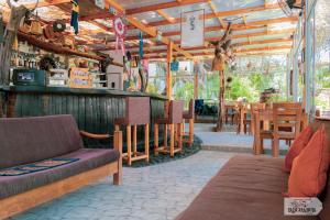 a bar with a bench and a table and chairs at Rochabus in Ica