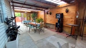 eine Terrasse mit einem Tisch, Stühlen und einem Herd in der Unterkunft Casa hospedaje Algarrobo-El Canelo in Algarrobo