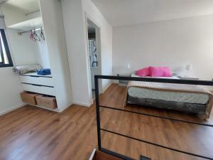 een slaapkamer met een stapelbed en houten vloeren bij Departamento en MDP in Mar del Plata