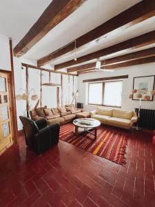 a living room with couches and a coffee table at Casa del Arte in Simancas