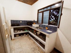 cocina con fregadero y ventana en FINCA LA ESPERANZA, 