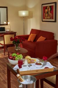 una sala de estar con una mesa con comida. en Hotel Cityzen Guayaquil en Guayaquil