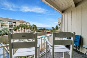 Balcone o terrazza di The Breakers #220 Beach Condo, Beautiful Ocean View at Coligny Beach, 4 N Forest Beach Drive Hilton Head, Walk to all Shops Restaurants, Renovated Jan 2024, Vacation Rental HHI LLC