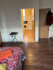 um quarto com uma cama e um corredor com uma porta em Fully equipped entire flat in Lewisham em Londres