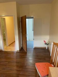 um quarto vazio com uma porta e um piso de madeira em Fully equipped entire flat in Lewisham em Londres