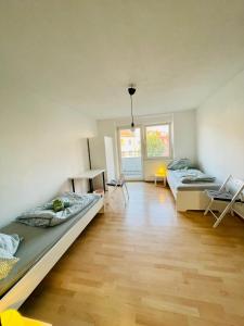 Duas camas num quarto com piso em madeira em Ferienwohnung für 4 Personen, U-Bahn, Autobahn Nähe, Balkon em Nuremberga
