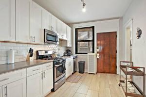 Cucina o angolo cottura di Roomy & Inviting 3BR Chicago Apartment - 53rd St 2E