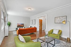 sala de estar con 2 sillas y sofá en Roomy & Inviting 3BR Chicago Apartment - 53rd St 2E, en Chicago