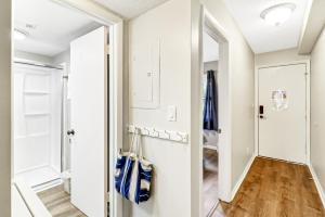 Bagno di The Breakers #220 Beach Condo, Beautiful Ocean View at Coligny Beach, 4 N Forest Beach Drive Hilton Head, Walk to all Shops Restaurants, Renovated Jan 2024, Vacation Rental HHI LLC