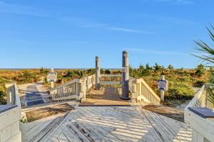 Foto dalla galleria di The Breakers #220 Beach Condo, Beautiful Ocean View at Coligny Beach, 4 N Forest Beach Drive Hilton Head, Walk to all Shops Restaurants, Renovated Jan 2024, Vacation Rental HHI LLC a Hilton Head Island
