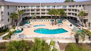 Piscina di The Breakers #220 Beach Condo, Beautiful Ocean View at Coligny Beach, 4 N Forest Beach Drive Hilton Head, Walk to all Shops Restaurants, Renovated Jan 2024, Vacation Rental HHI LLC o nelle vicinanze