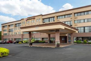 ein Bürogebäude mit einem Parkplatz in der Unterkunft Best Western Plus Reading Inn & Suites in Reading