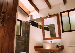 y baño con lavabo y espejo. en Cabaña en la montaña Ilalo - Quito, en Quito