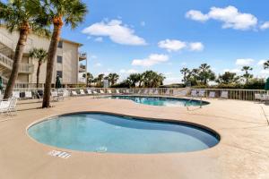 Piscina di The Breakers #220 Beach Condo, Beautiful Ocean View at Coligny Beach, 4 N Forest Beach Drive Hilton Head, Walk to all Shops Restaurants, Renovated Jan 2024, Vacation Rental HHI LLC o nelle vicinanze