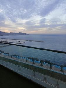 奥兰Appartement lux vue sur mer的从阳台上欣赏海景