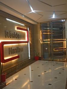 奥兰Appartement lux vue sur mer的一间标有理发店标志的餐厅