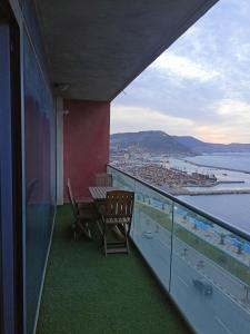 奥兰Appartement lux vue sur mer的配有桌椅并可欣赏海景的阳台